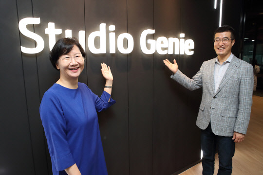 윤용필(오른쪽)·김철연 KT스튜디오지니 공동대표가 포즈를 취하고 있다.  KT 제공